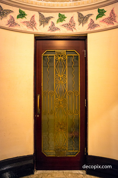Peace Hotel circular door (1 of 1)